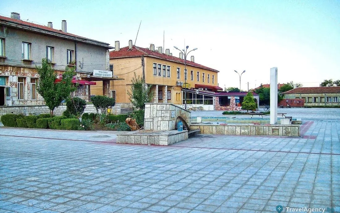 Централният площад с чешмата в село Българево