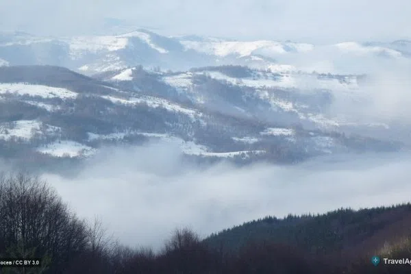 Зимна панорама на заснежения Балкан край Беклемето