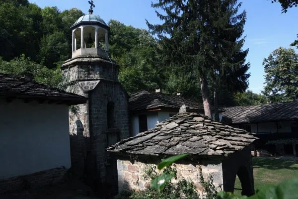 Каменната камбанария на Батошевския манастир