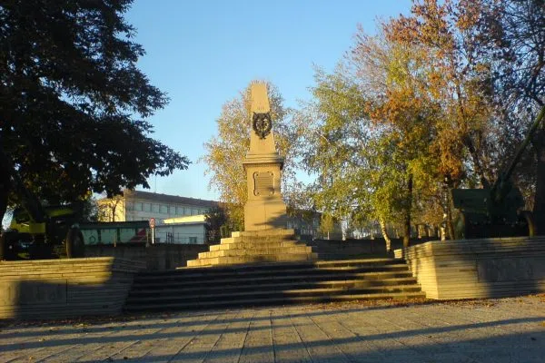 Каменен обелиск в памет на загиналите в Сръбско-българската война в Брезник