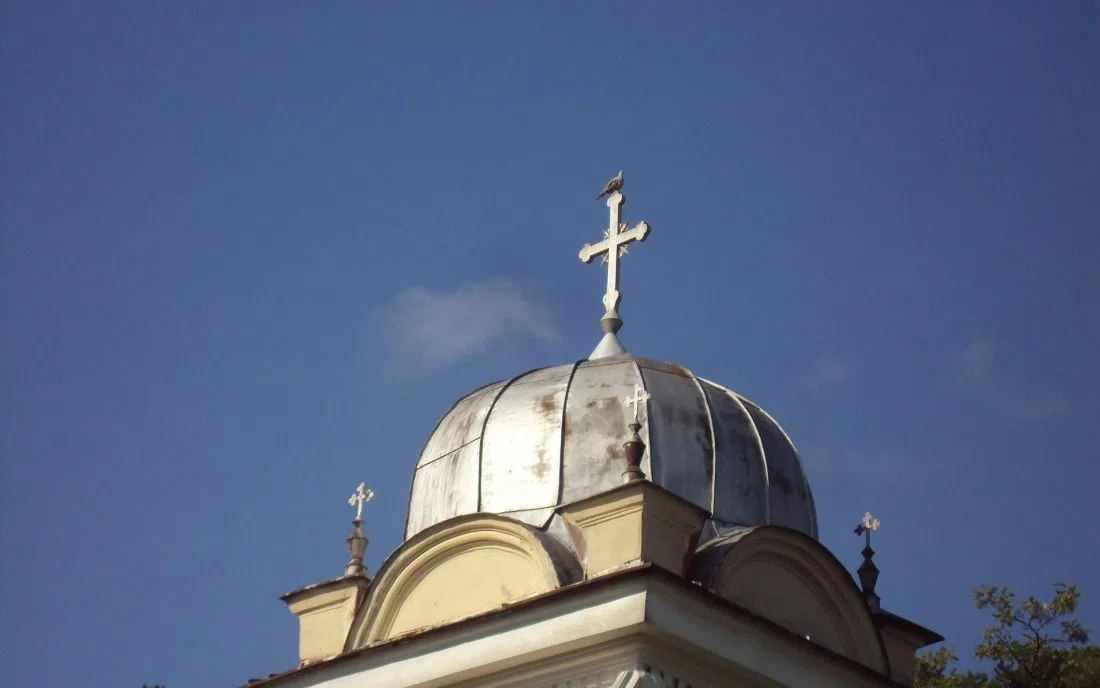 Сребристото кубе с кръст на църквата Света Петка в Брезник