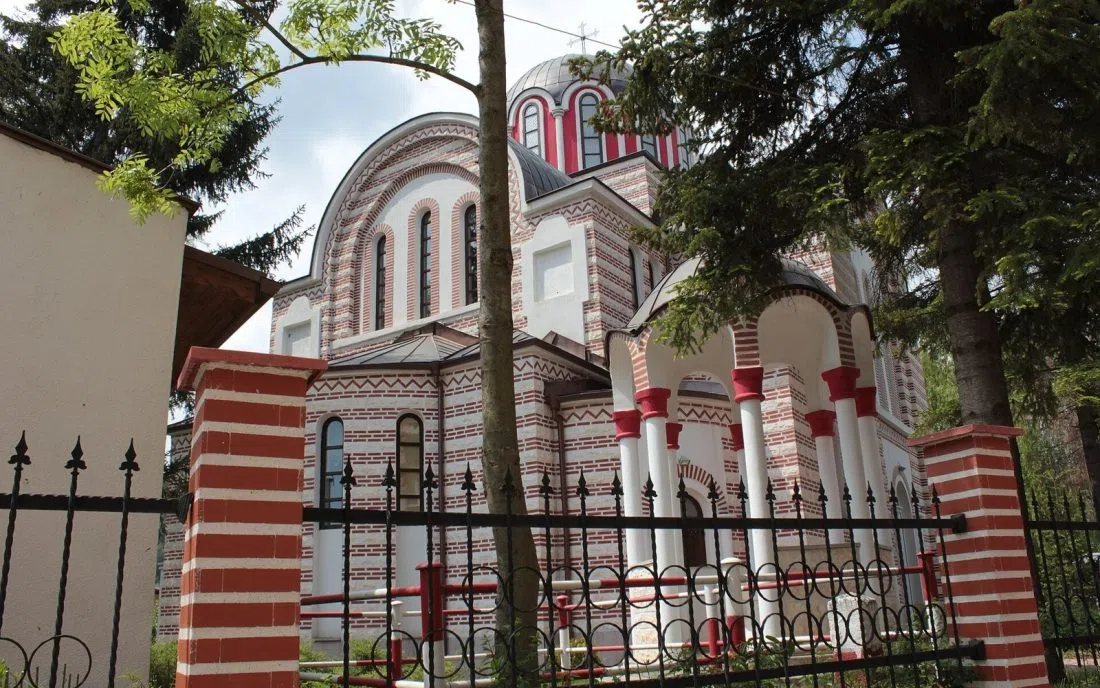 Църквата Свети Георги с редуващи се пояси червена и бяла тухла в Брезник