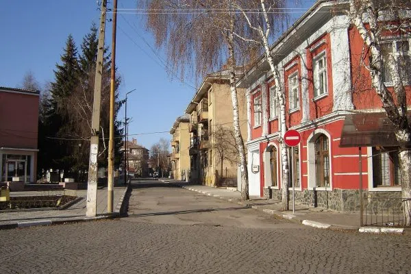 Тиха улица край червената ъглова сграда в центъра на Брезник