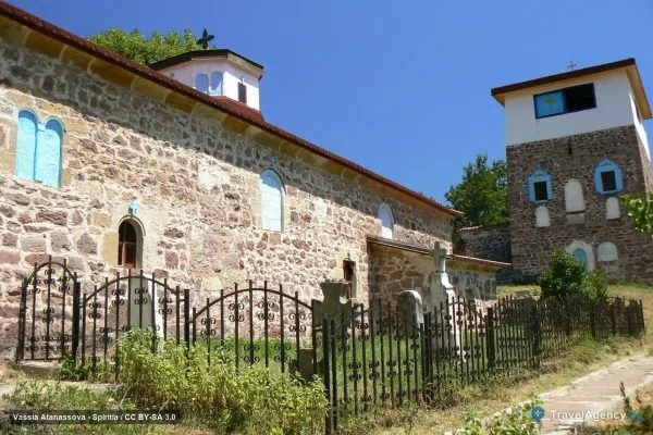 Оградата на манастира
