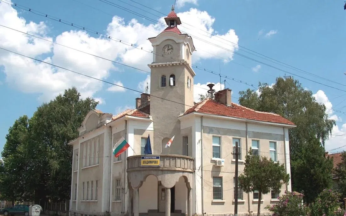 Общинската сграда с часовникова кула