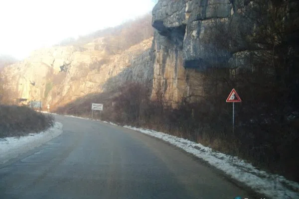Скалата Пъстрина край пътя