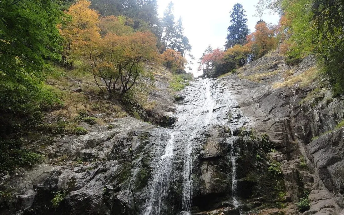 Водопад сред есенната гора