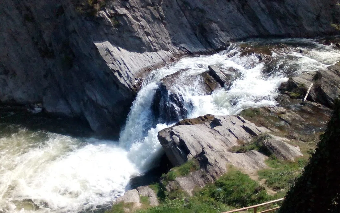 Къпиновският водопад се спуска по каменния улей сред скалите