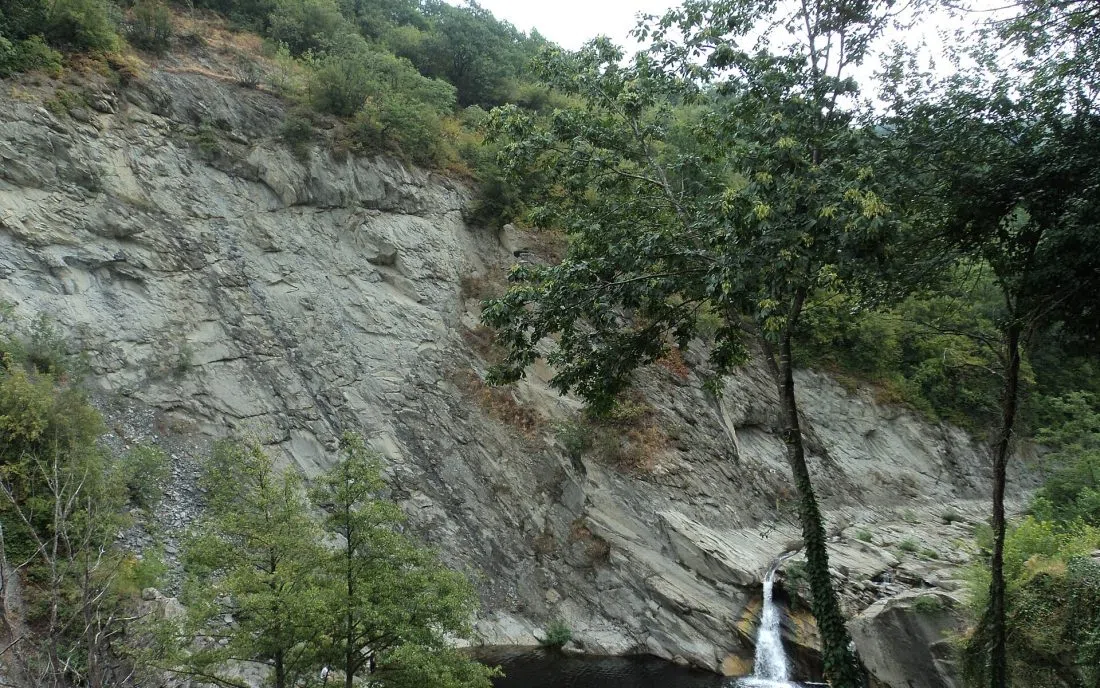 Кръглият вир под Къпиновския водопад сред скалната стена