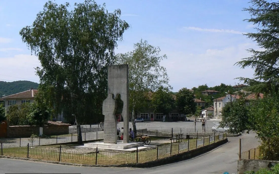 Централният площад на село Кости в Странджа