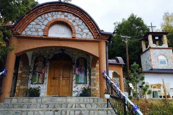 Малък параклис със стенописи на светци в Долно Кониско