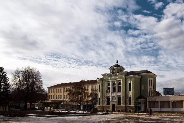 Богато украсена зеленикава сграда на централния площад в Търговище