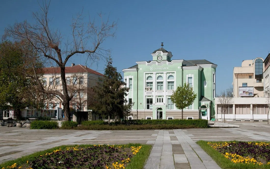 Спретната градина пред светлозелената сграда на централния площад в Търговище