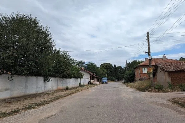 Селски къщи покрай пътя през Върбово