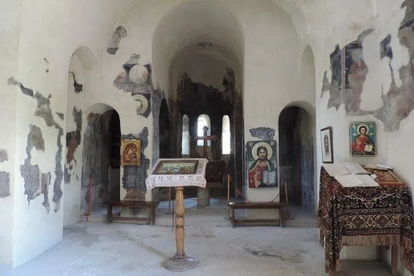 Стенописите във вътрешността на църквата на Асеновата крепост