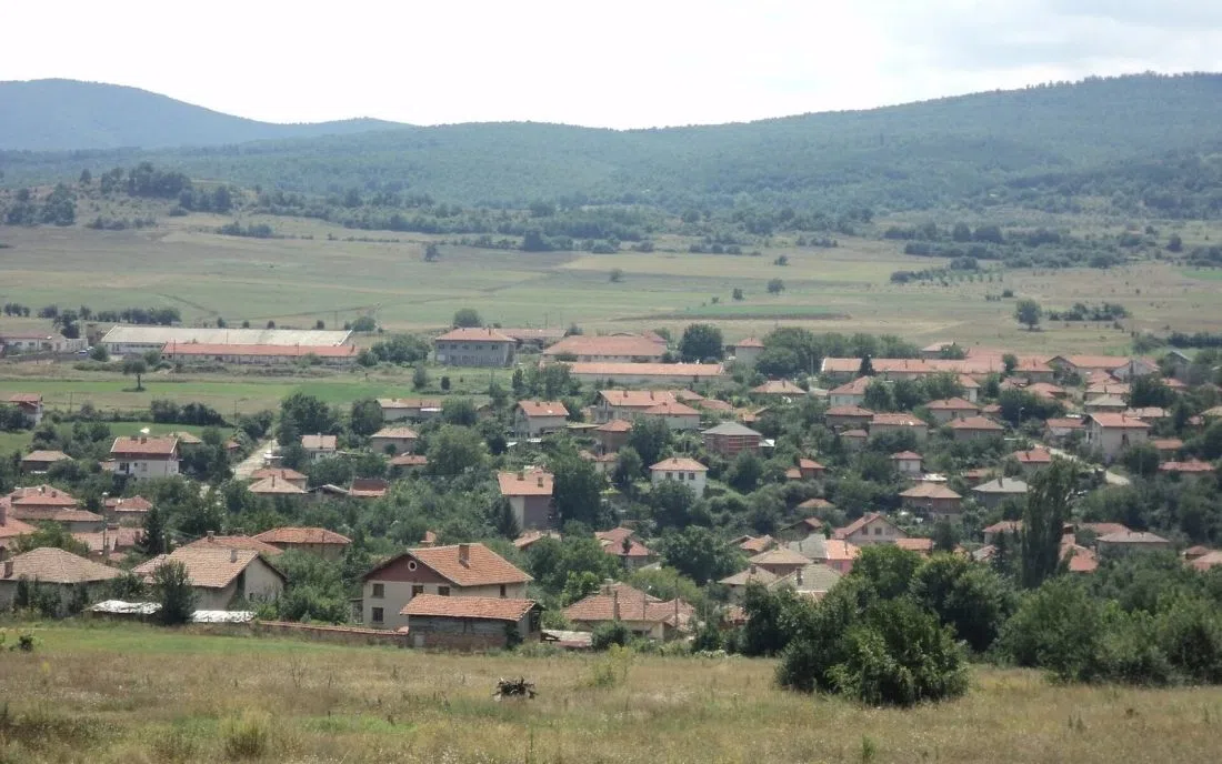 Изглед към къщите на Бата и околните поля