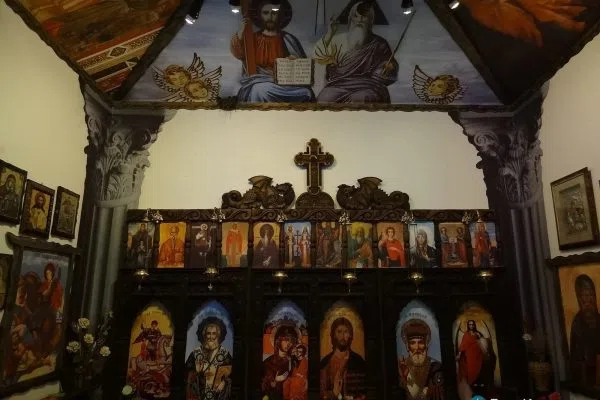 Резбованият иконостас в храма на Бата