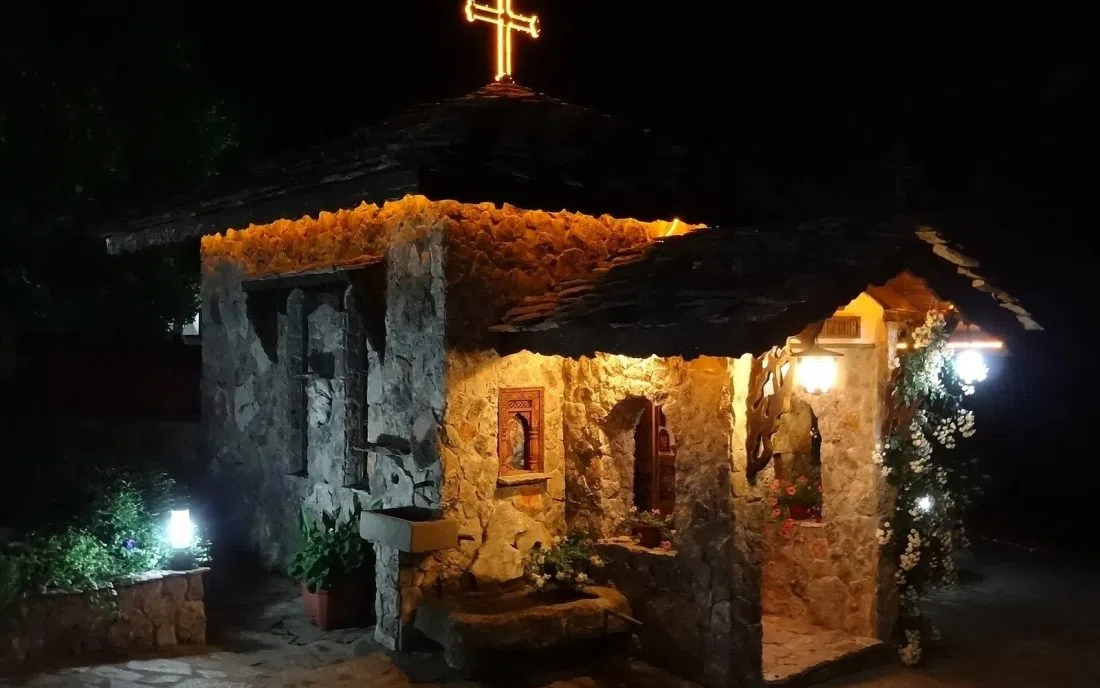 Каменният параклис в Бата, осветен в нощта