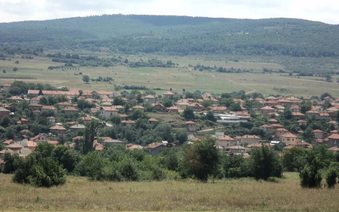 Панорама на село Бата с гористите хълмове зад него