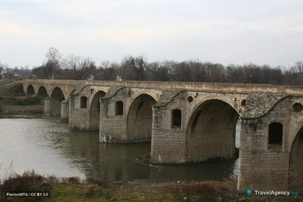 Дългата верига сводове на моста