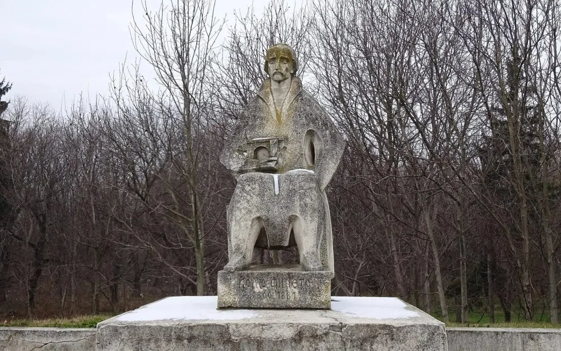 Паметник на майстора Колю Фичето