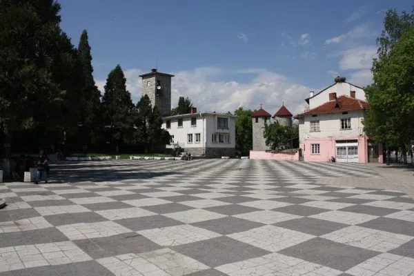 Часовниковата кула на централния площад в Долна Баня