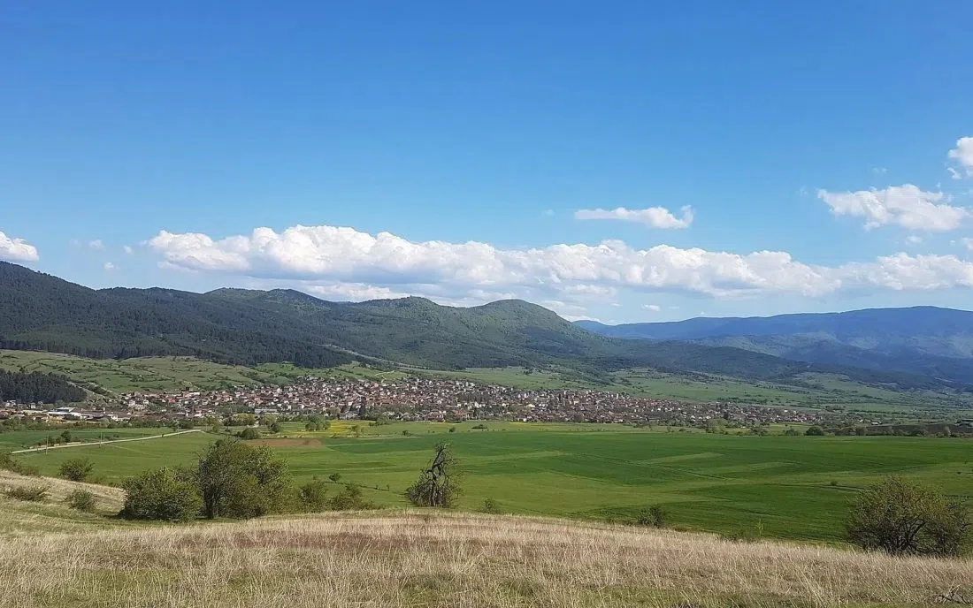 Панорама на село Дорково в подножието на Родопите