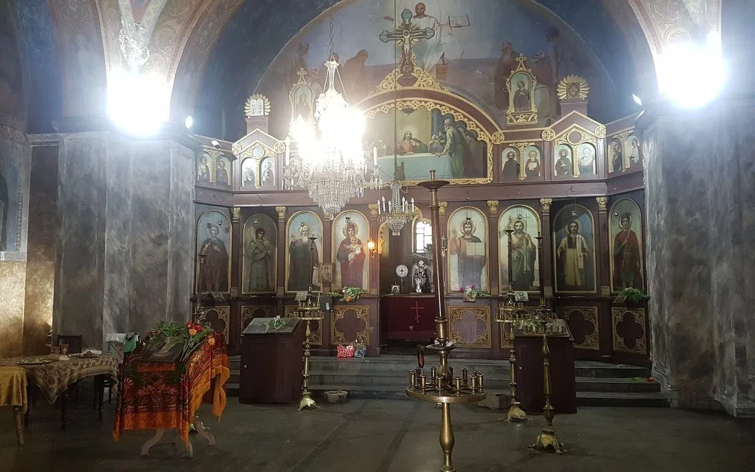 Резбованият иконостас с позлатени икони в храма в Дорково