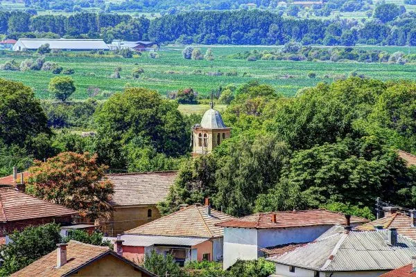 Камбанарията над зелените градини на Гърмен