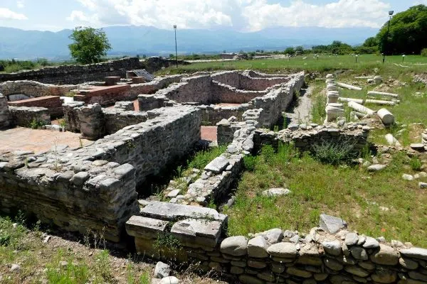 Каменните основи на античния Никополис ад Нестум