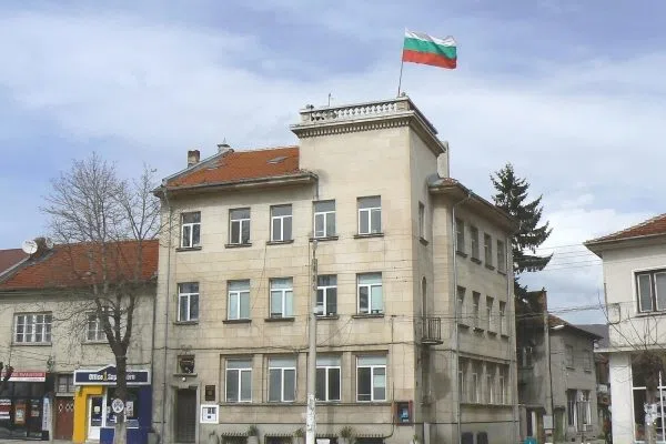 Сградата на общината в Ихтиман