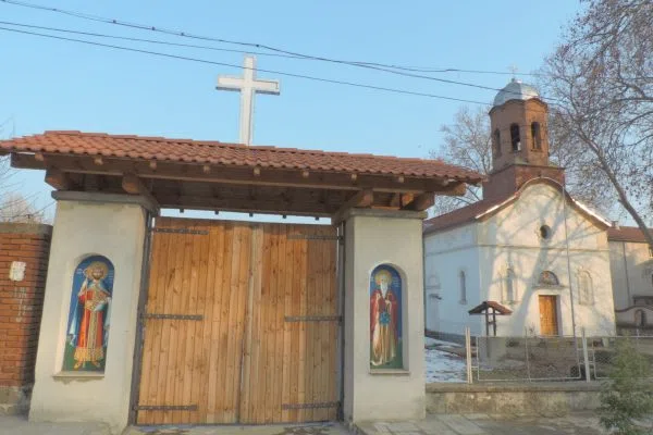 Дървена порта с икони пред бялата църква и високия кръст в Исперихово