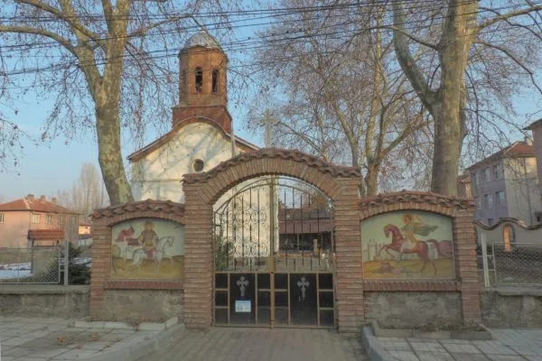 Сводеста порта с изписани конници пред църквата Свети Димитър в Исперихово