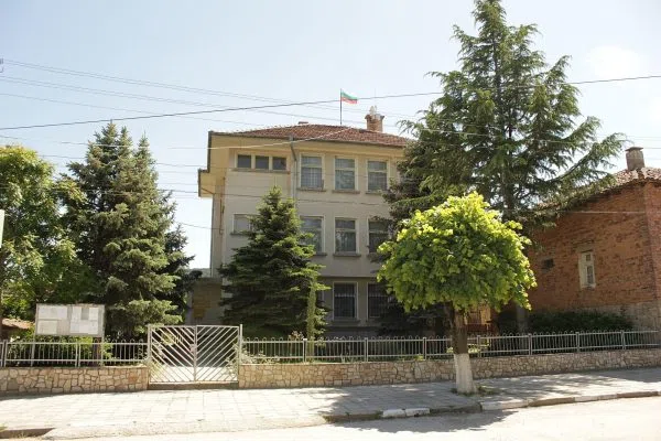 Общинската сграда и пощата в Каравелово