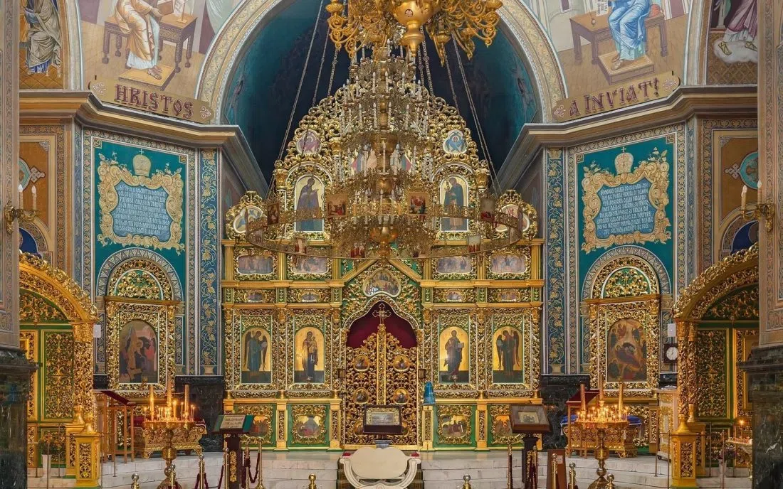 Позлатен иконостас в катедралата Рождество Христово в Кишинев