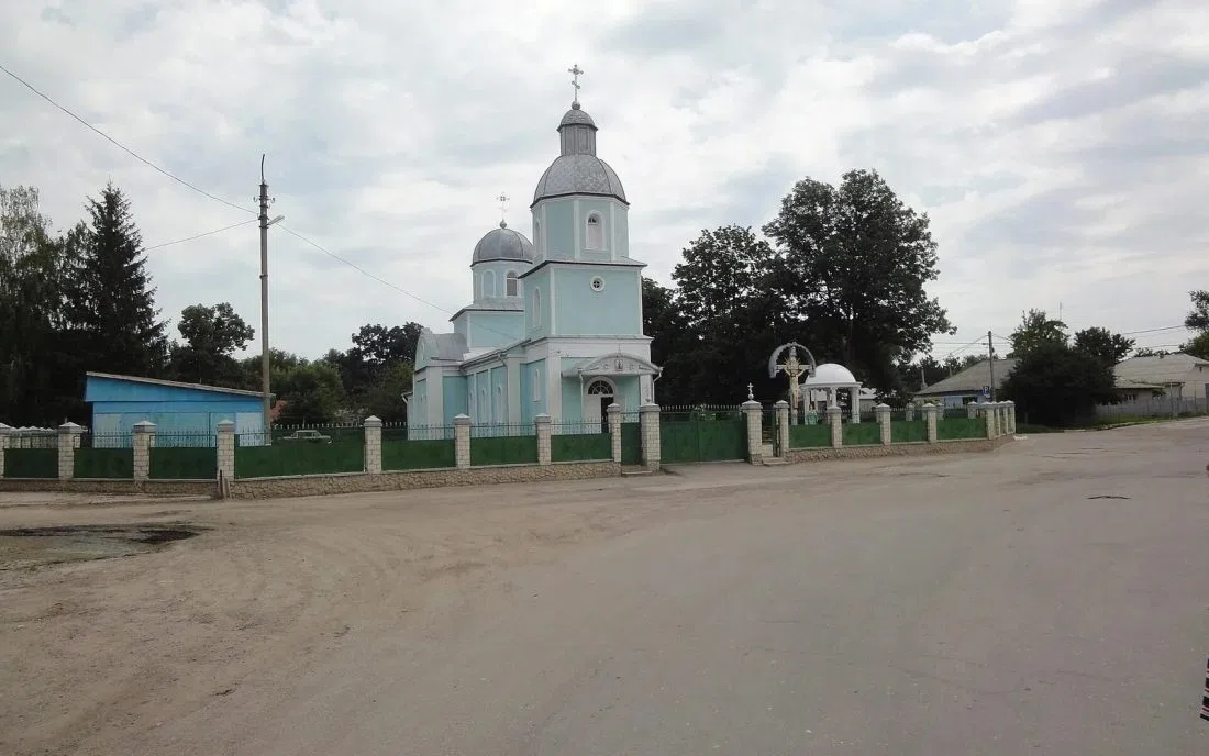 Светлосиня селска православна църква в молдовския град Леова
