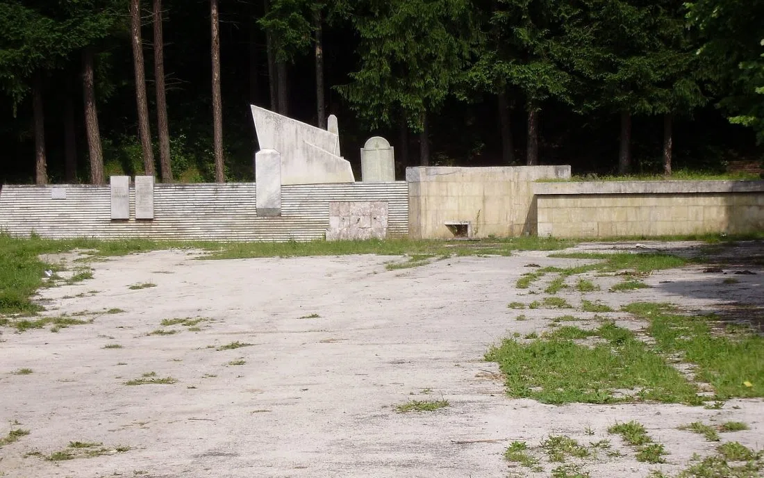 Скромен каменен паметник сред обраслата площадка в края на Стакевци