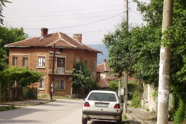 Стара къща с керемиден покрив край тихата улица на Стакевци