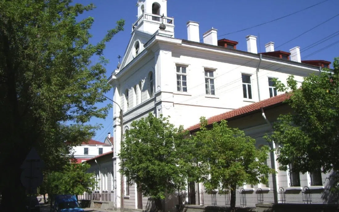 Католическата църква в Ямбол с бяла камбанария и фронтон