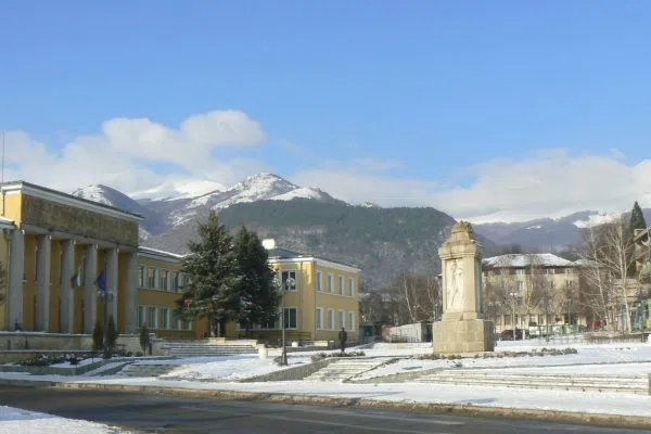 Централният площад на Златица през зимата