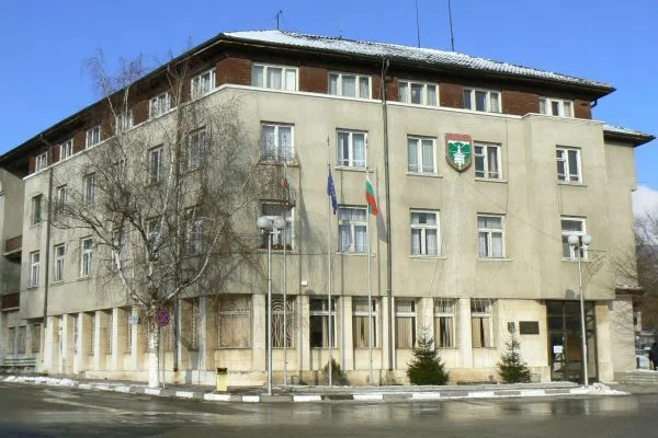 Общинската сграда в Златица
