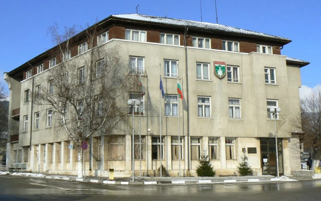 Сградата на общината в Златица с герба на града