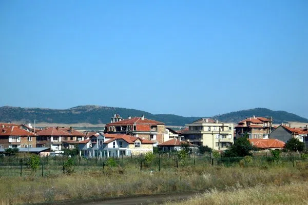 Ниските къщи на Ахелой край залива