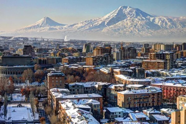 Панорама на Ереван със заснежения масив Арарат на хоризонта