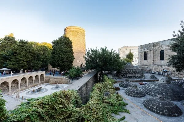 Девическата кула сред каменните дворове на Стария град в Баку