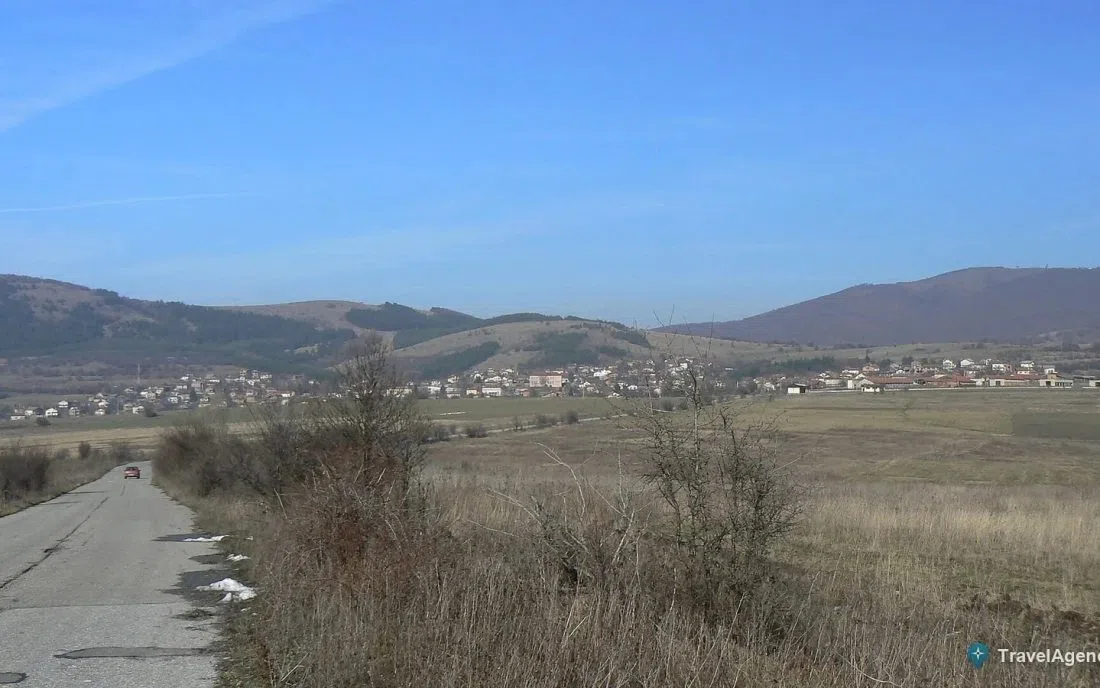 Панорама на село Байлово в западния край на Средна гора