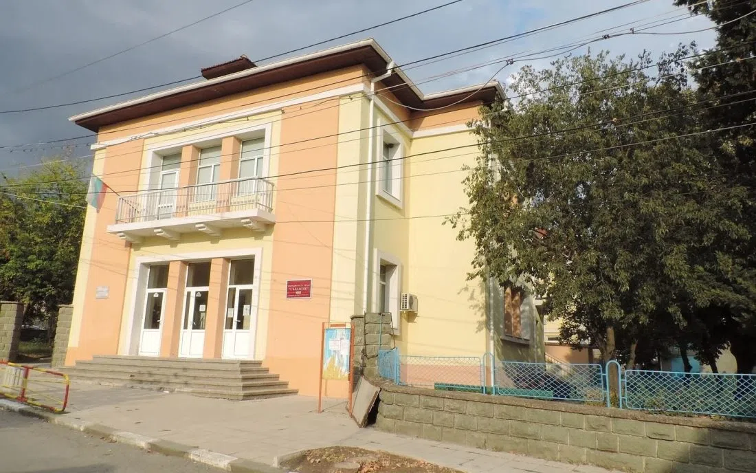 Двуетажната сграда на читалище Съгласие в Българово с балкон над входа