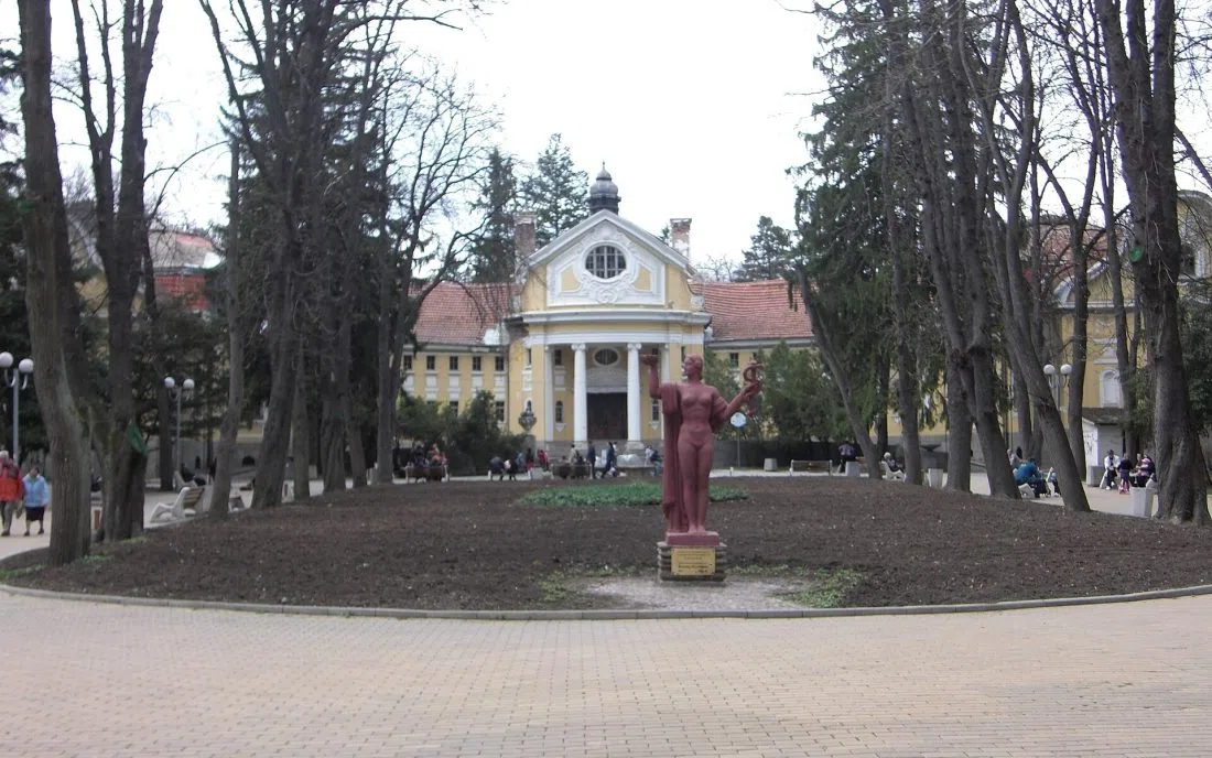 Историческата сграда на минералните бани в Банкя сред парка