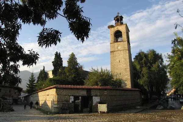 Църквата Света Троица с високата камбанария в Банско