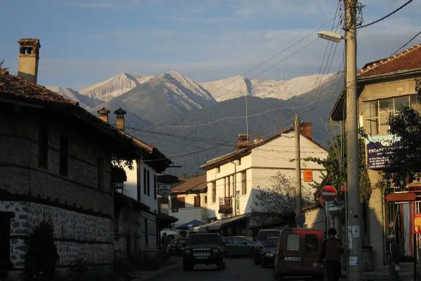 Стара улица в Банско с Пирин на хоризонта
